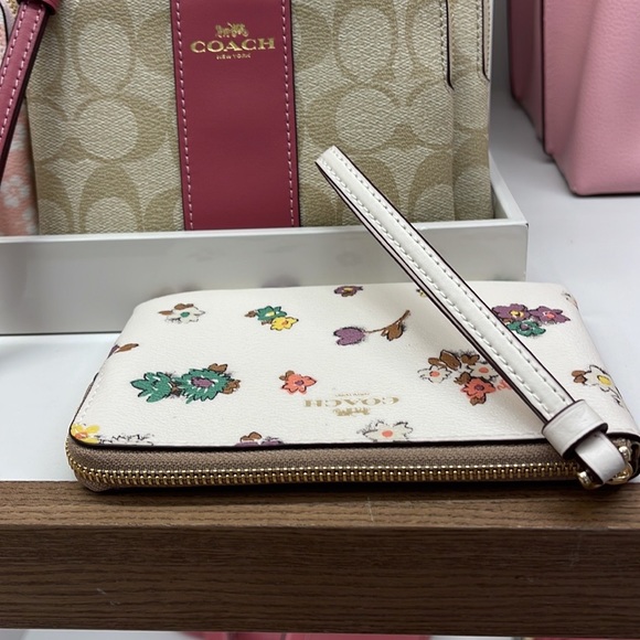 Coach Corner Zip Wristlet With Spaced Floral Field Print
IM/Chalk Multi - Picture 11 of 16